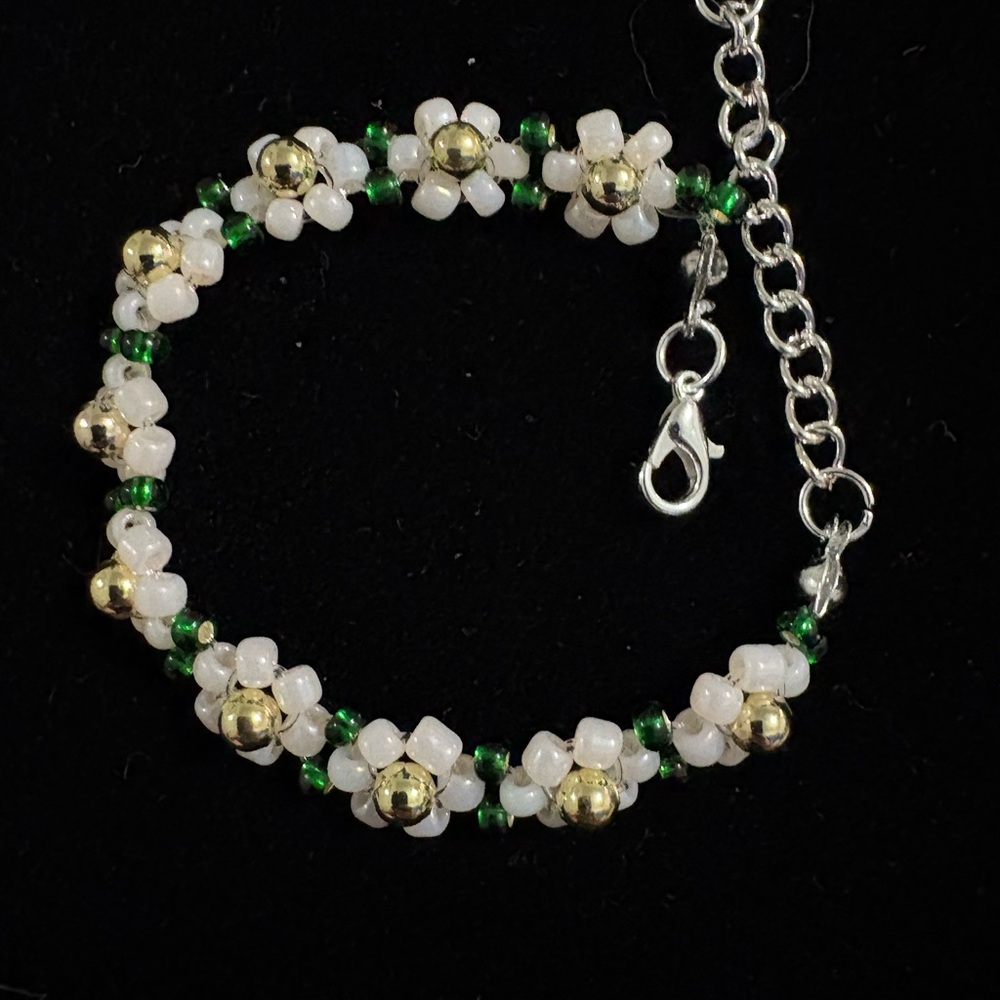 Elegant Beaded Bracelet with Gold and Green Accents